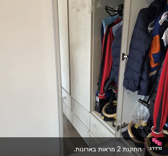 מראה על דלת ארון בגדים
